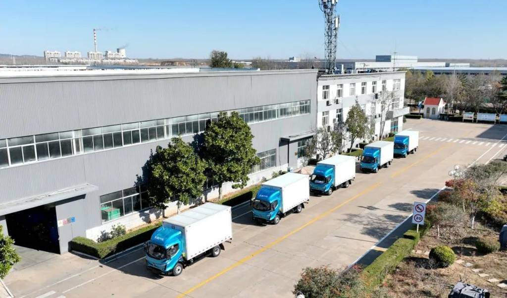 Feidi Motors & Yaowang Liquor Successfully Deliver Large Order of 121 Feidi W5 Fuel Logistics Vehicles!
