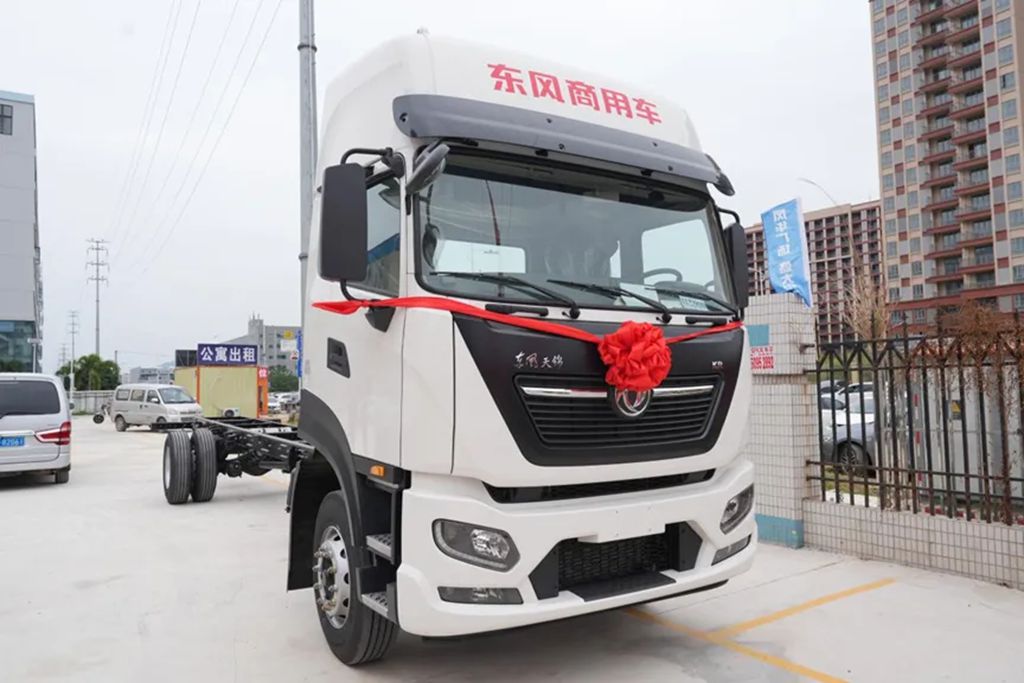 Delivery Moment | Dongkang D4.5 FE Assists! 100 Dongfeng Tianjin KR Trucks Delivered to Qiyu Logistics for Cross-Border E-Commerce