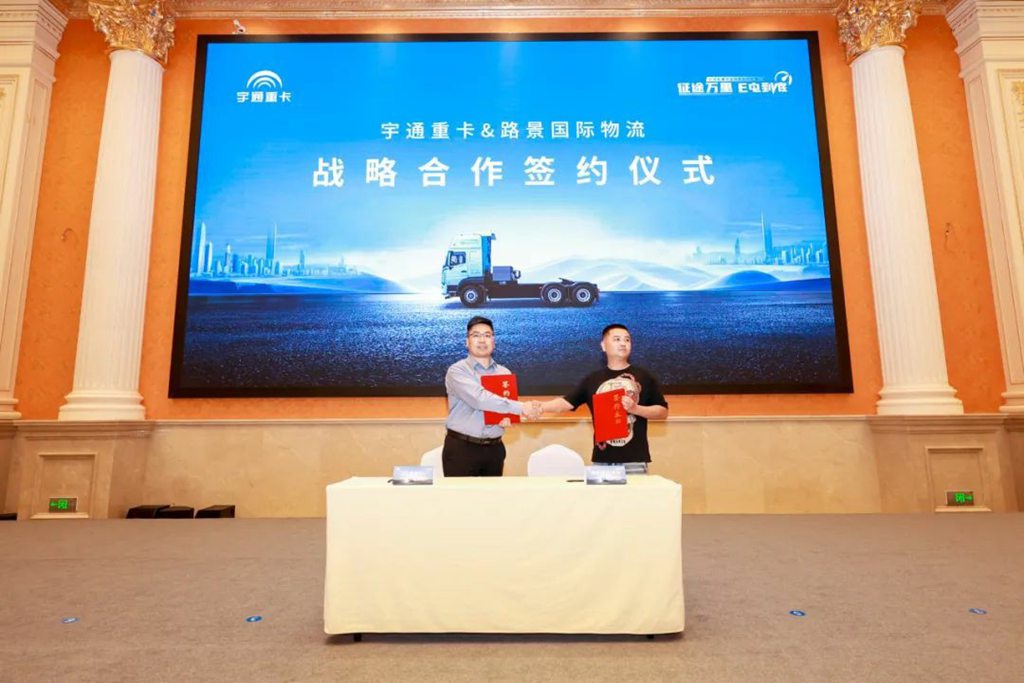 New Breakthrough! Yutong Heavy-duty Truck 600kWh New Model Makes Its Debut in "Jiangcheng Wuhan"!