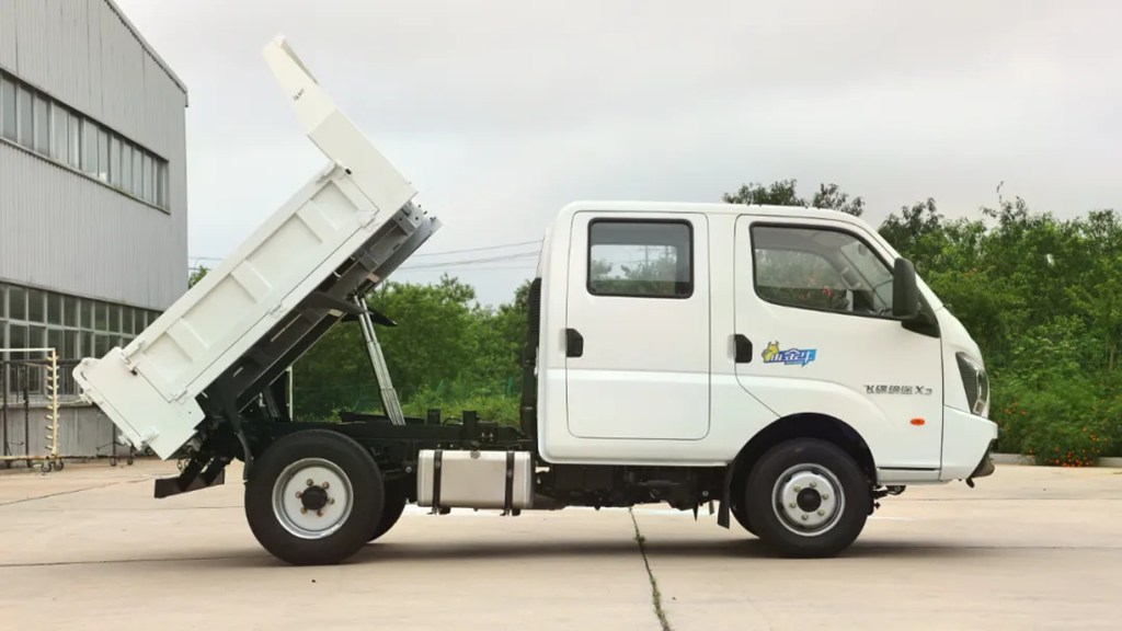 Flying Ditu X3 Blue Plate Mini Dump Truck Tailored for Young Truck Enthusiasts!
