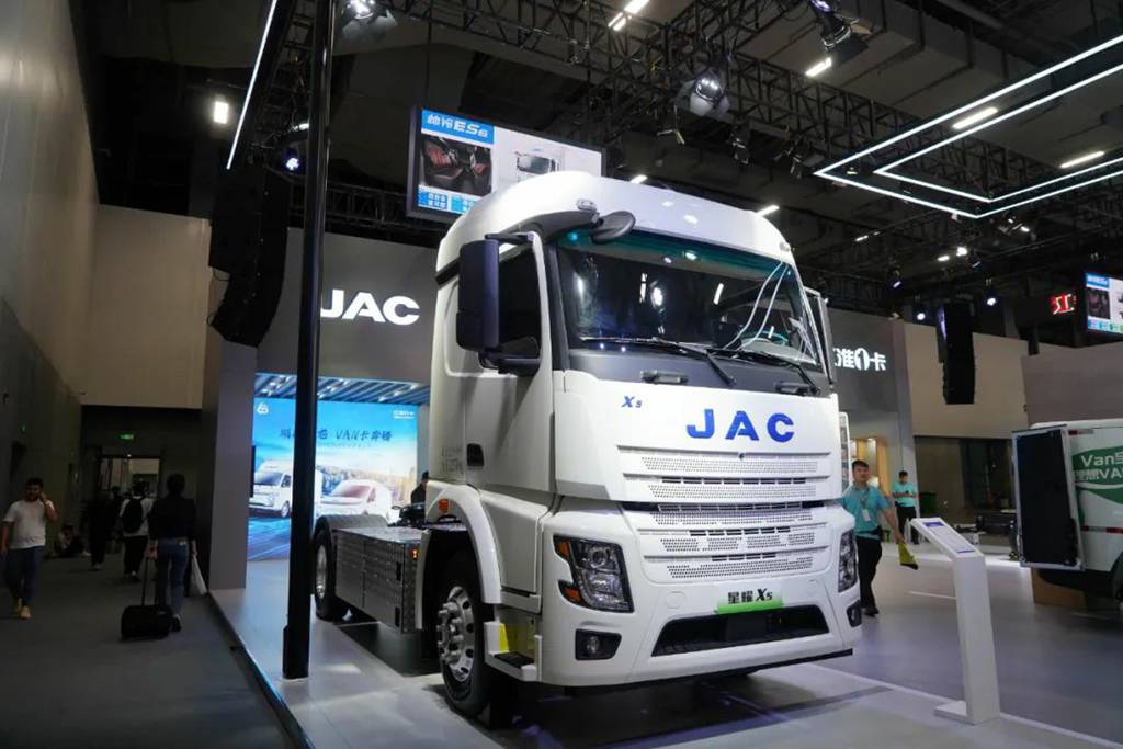 The Year-End Flagship of New Energy Heavy-Duty Trucks! JAC Star X5 Shines at the Guangzhou International Auto Show