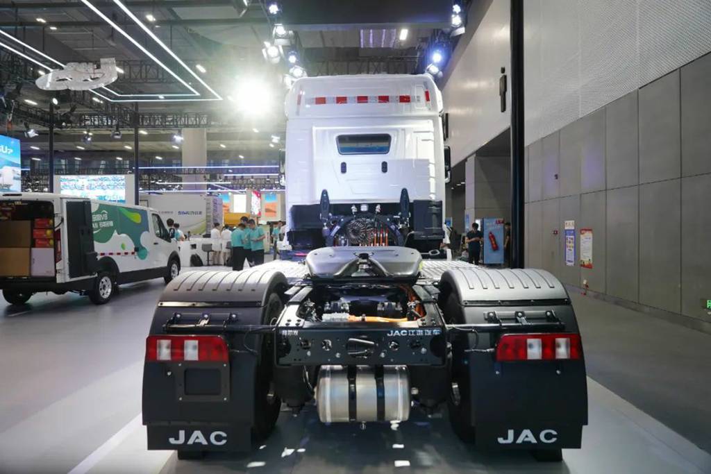 The Year-End Flagship of New Energy Heavy-Duty Trucks! JAC Star X5 Shines at the Guangzhou International Auto Show