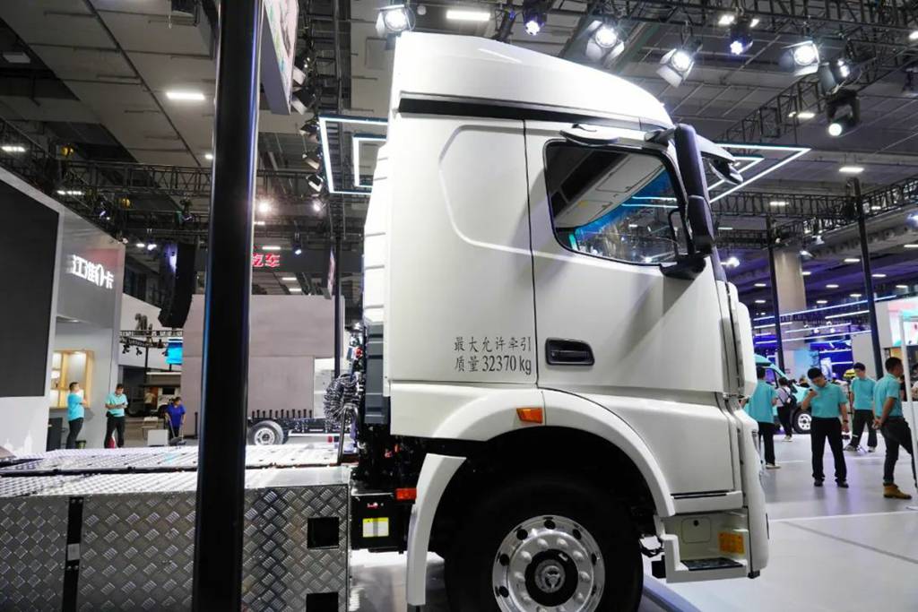 The Year-End Flagship of New Energy Heavy-Duty Trucks! JAC Star X5 Shines at the Guangzhou International Auto Show