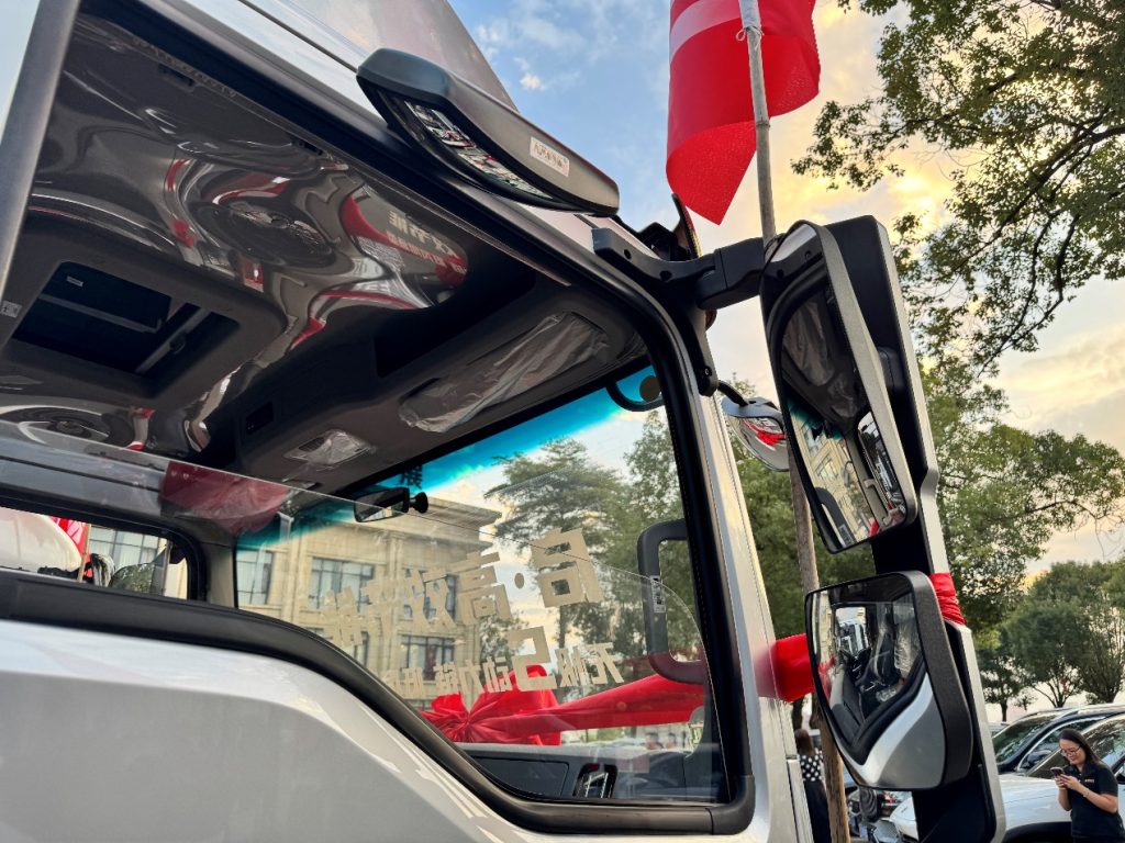 Chinese Light Trucks Begin to Adopt European Style? Spacious, Powerful, and the New HOWO Hanjiang Pro Light Truck Unveiled