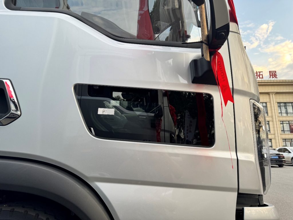 Chinese Light Trucks Begin to Adopt European Style? Spacious, Powerful, and the New HOWO Hanjiang Pro Light Truck Unveiled