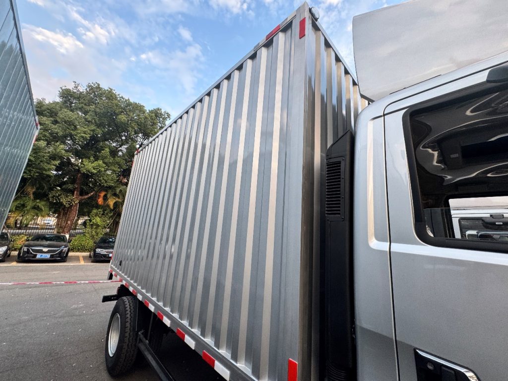 Chinese Light Trucks Begin to Adopt European Style? Spacious, Powerful, and the New HOWO Hanjiang Pro Light Truck Unveiled