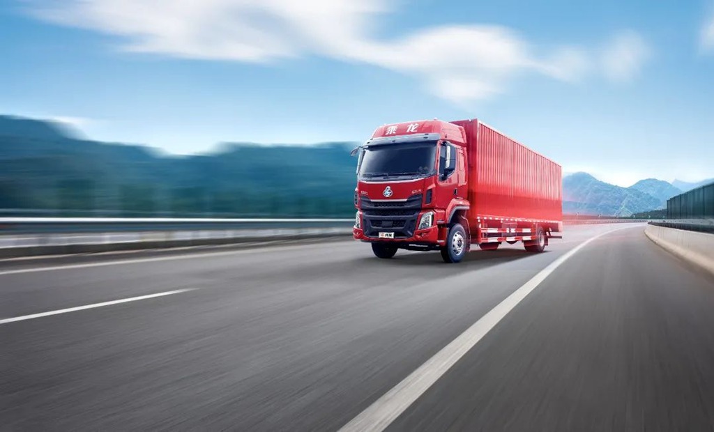 The Double 12 Logistics Peak Has Arrived: Chenglong H5 Single Axle Truck Helps You Dominate the Express Market