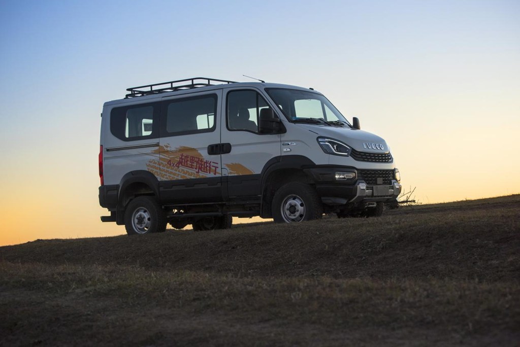 Off-road Vehicle Instantly Transforms into a Camping RV: Drive the Iveco Ouba·Shanhai to Unlock New Fun
