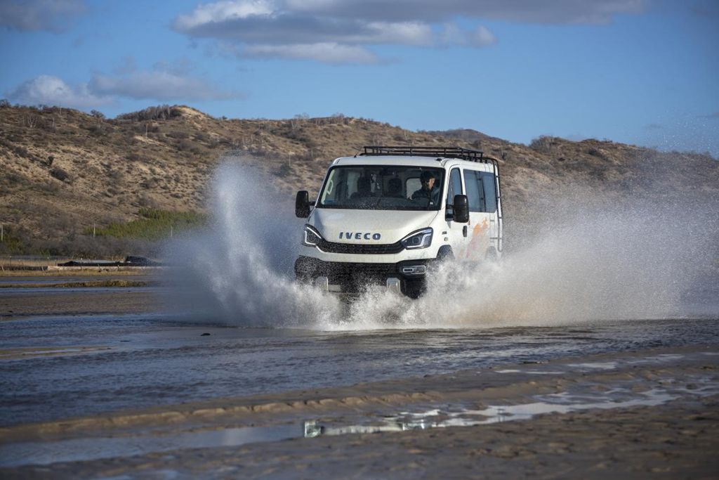 Off-road Vehicle Instantly Transforms into a Camping RV: Drive the Iveco Ouba·Shanhai to Unlock New Fun