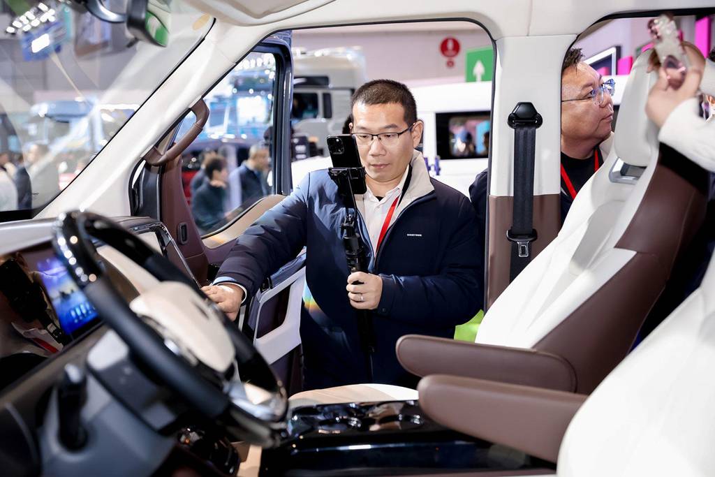 Sinotruk Officially Launches the All-New Light Bus Brand Vanguard V with a Full Range of Models