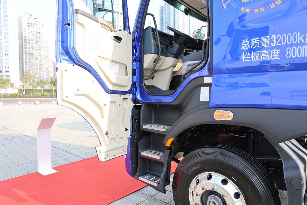 Still late for green transport? That's because you don't have the 630-horsepower Chenglong H7 Pro Green Transport RV!