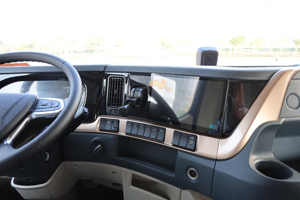 Still late for green transport? That's because you don't have the 630-horsepower Chenglong H7 Pro Green Transport RV!