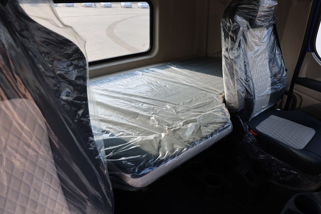 Still late for green transport? That's because you don't have the 630-horsepower Chenglong H7 Pro Green Transport RV!
