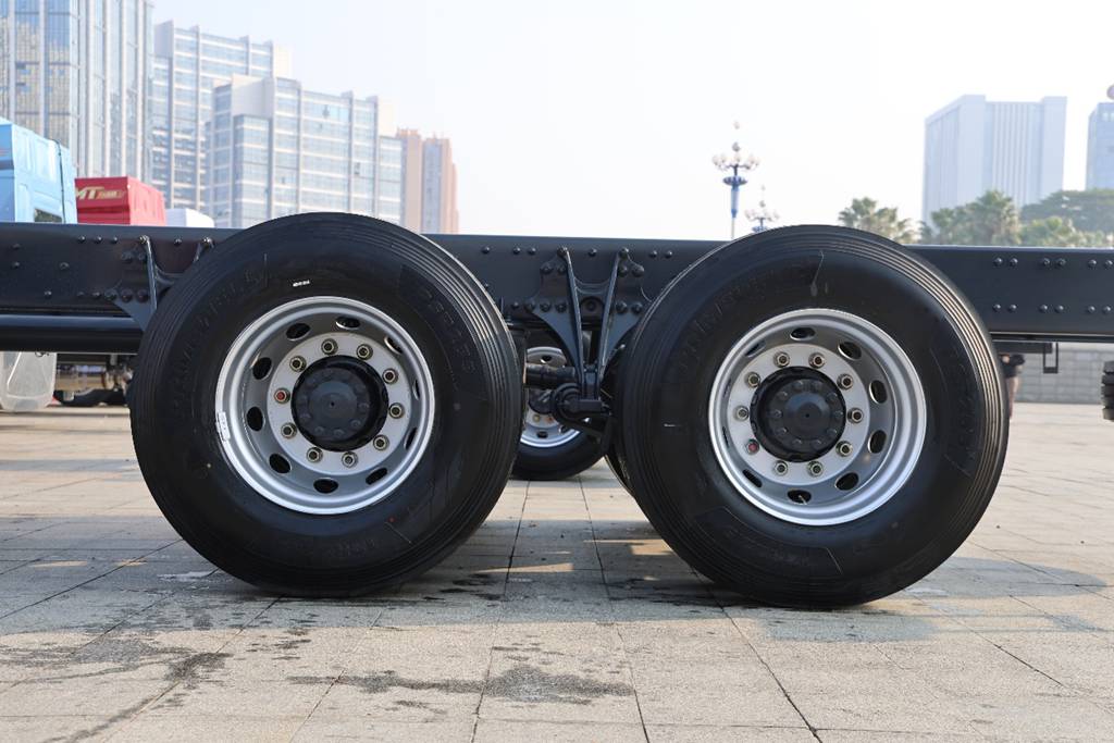Still late for green transport? That's because you don't have the 630-horsepower Chenglong H7 Pro Green Transport RV!