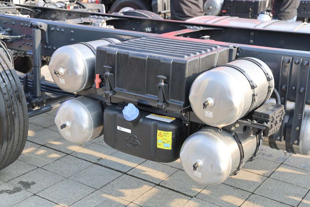 Still late for green transport? That's because you don't have the 630-horsepower Chenglong H7 Pro Green Transport RV!