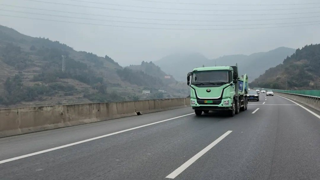 Real scenarios, real tests! The industry's first 600 kWh dump truck successfully challenged a 400+ kilometer endurance run