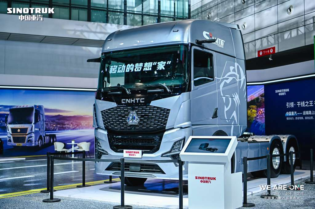 Sinotruk's New Generation Fuel Tractor: The MC13H High-Efficiency Engine Empowers Your Journey Without Boundaries!