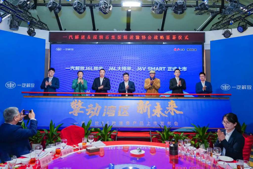 1,000 units were signed for strategically! The 2025 port tractor products of FAW Jiefang are officially launched!