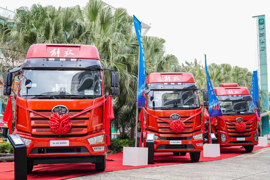 1,000 units were signed for strategically! The 2025 port tractor products of FAW Jiefang are officially launched!