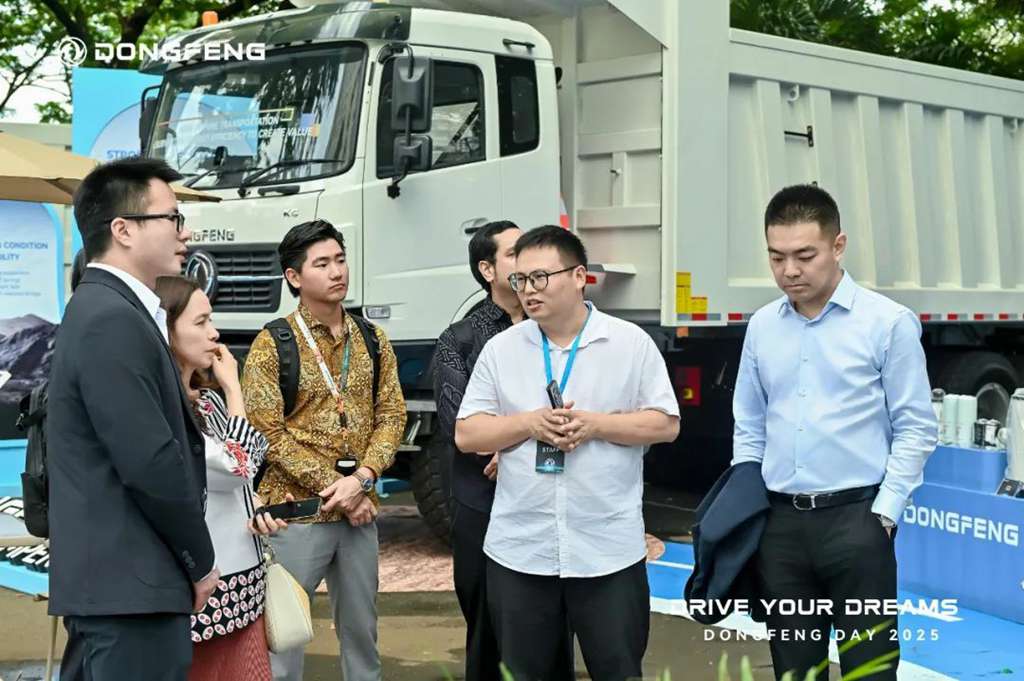 New Overseas Right-Hand Drive Vehicle Products of Dongfeng Commercial Vehicles Launched in the Southeast Asian Market!
