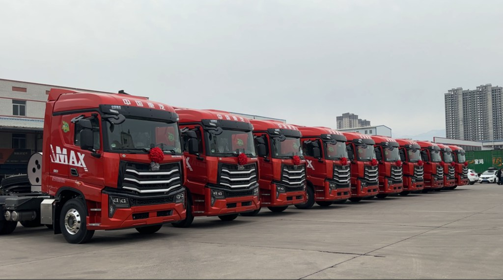 In 2025, Good News Keeps Pouring In! SINOTRUK HOWO Heavy - Duty Trucks Set Off a National Vehicle - Handover Boom!