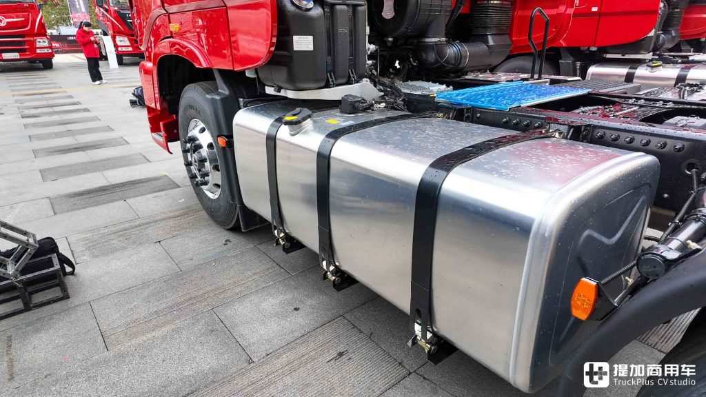 Empowered by the Loong-Gine 3.0 Power Chain! High Efficiency, Intelligence, Fuel Saving, and Cab Upgrade, the New Rongyao Version of DFCV Tianlong KX is Here!