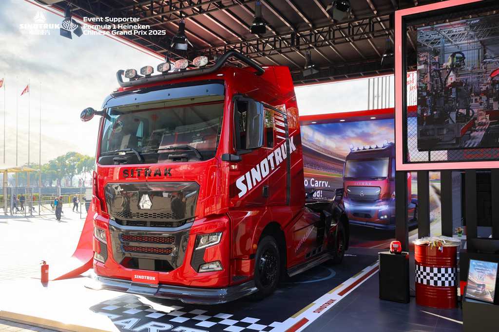 A "Mechanical Battle Armor" Appears in Sinotruk's F1 Event Exhibition Area! What's the Origin of This Truck?