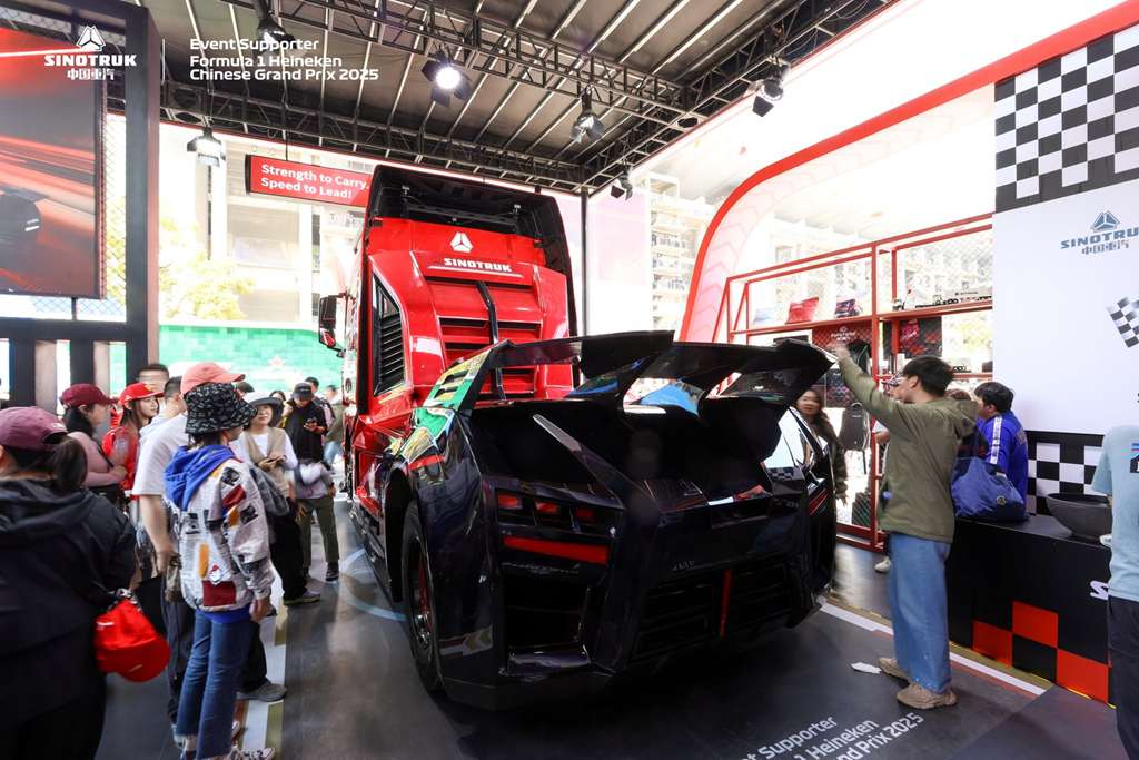 A "Mechanical Battle Armor" Appears in Sinotruk's F1 Event Exhibition Area! What's the Origin of This Truck?