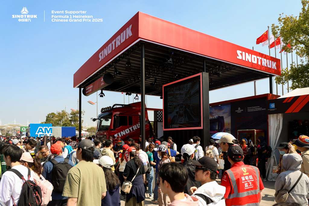 A "Mechanical Battle Armor" Appears in Sinotruk's F1 Event Exhibition Area! What's the Origin of This Truck?