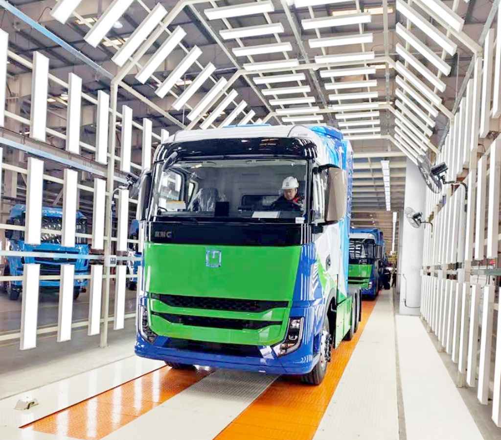 China's First Batch! 200kW Hydrogen Fuel Cell Heavy Trucks Roll Off the Production Line