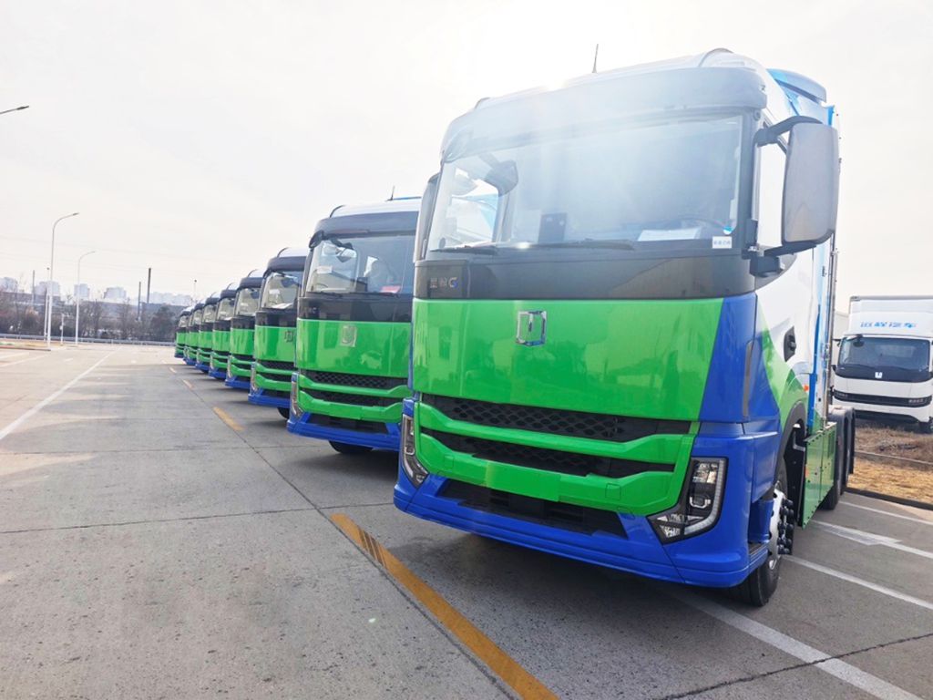 China's First Batch! 200kW Hydrogen Fuel Cell Heavy Trucks Roll Off the Production Line