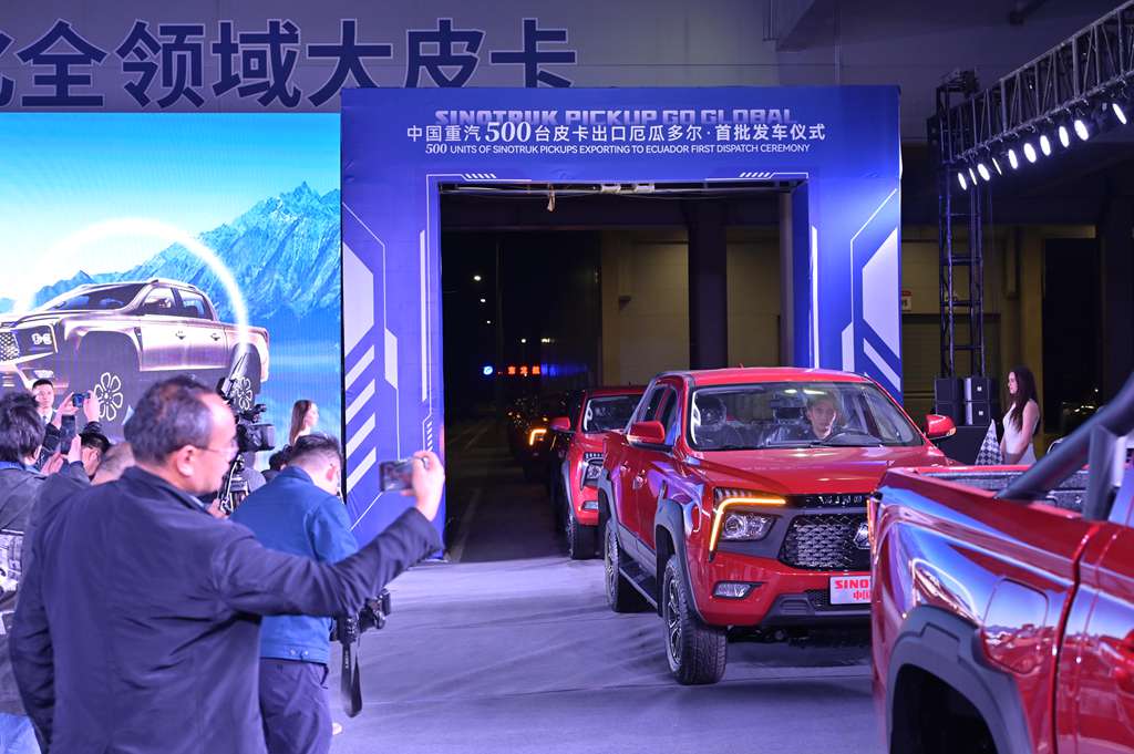 The first batch of 500 orders in the South American market was delivered! Sinotruk Bolden pickup truck sets a new record for overseas exports