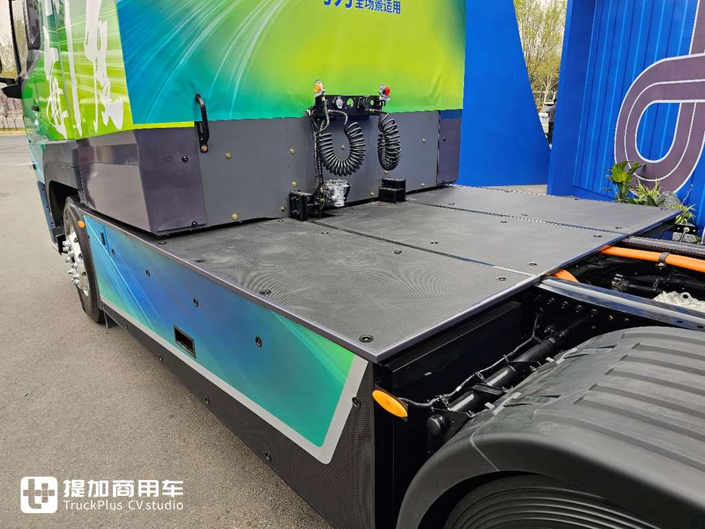 Yutong Commercial Vehicles Launches an 800 - kWh Tractor with a Range of Over 600 Kilometers! Real - shot of Yutong Yuanjie T800