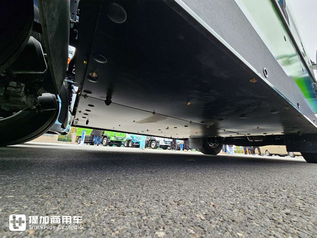 Yutong Commercial Vehicles Launches an 800 - kWh Tractor with a Range of Over 600 Kilometers! Real - shot of Yutong Yuanjie T800