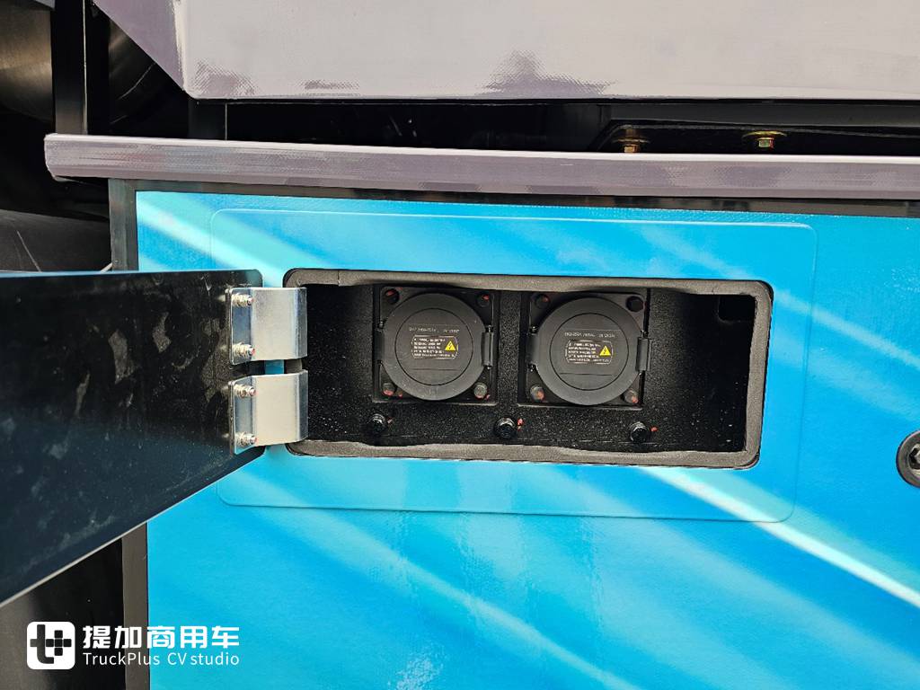 Yutong Commercial Vehicles Launches an 800 - kWh Tractor with a Range of Over 600 Kilometers! Real - shot of Yutong Yuanjie T800