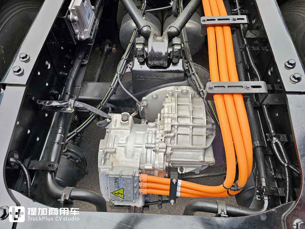 Yutong Commercial Vehicles Launches an 800 - kWh Tractor with a Range of Over 600 Kilometers! Real - shot of Yutong Yuanjie T800