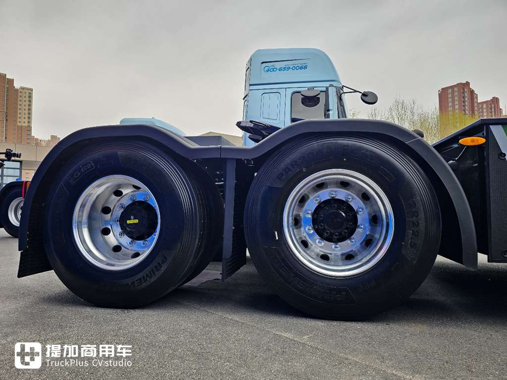 Yutong Commercial Vehicles Launches an 800 - kWh Tractor with a Range of Over 600 Kilometers! Real - shot of Yutong Yuanjie T800