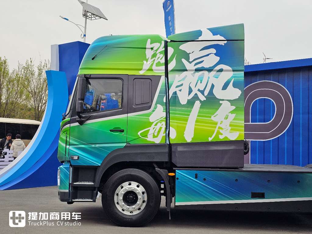 Yutong Commercial Vehicles Launches an 800 - kWh Tractor with a Range of Over 600 Kilometers! Real - shot of Yutong Yuanjie T800