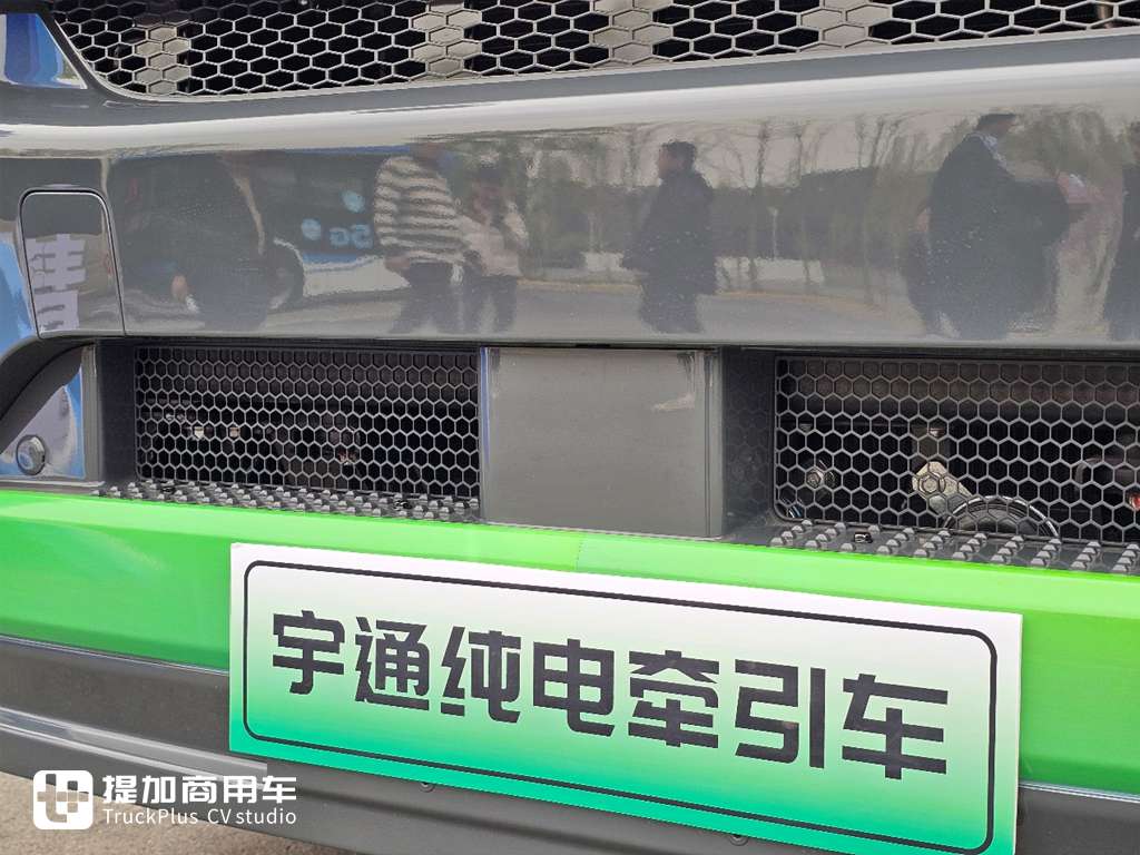 Yutong Commercial Vehicles Launches an 800 - kWh Tractor with a Range of Over 600 Kilometers! Real - shot of Yutong Yuanjie T800