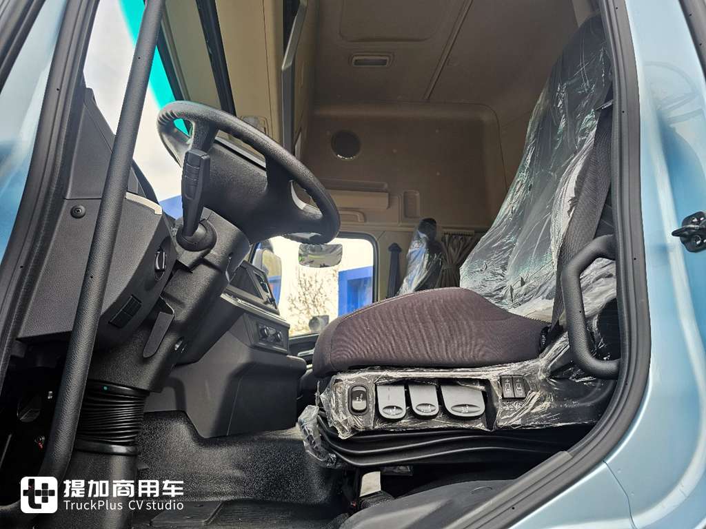 Yutong Commercial Vehicles Launches an 800 - kWh Tractor with a Range of Over 600 Kilometers! Real - shot of Yutong Yuanjie T800