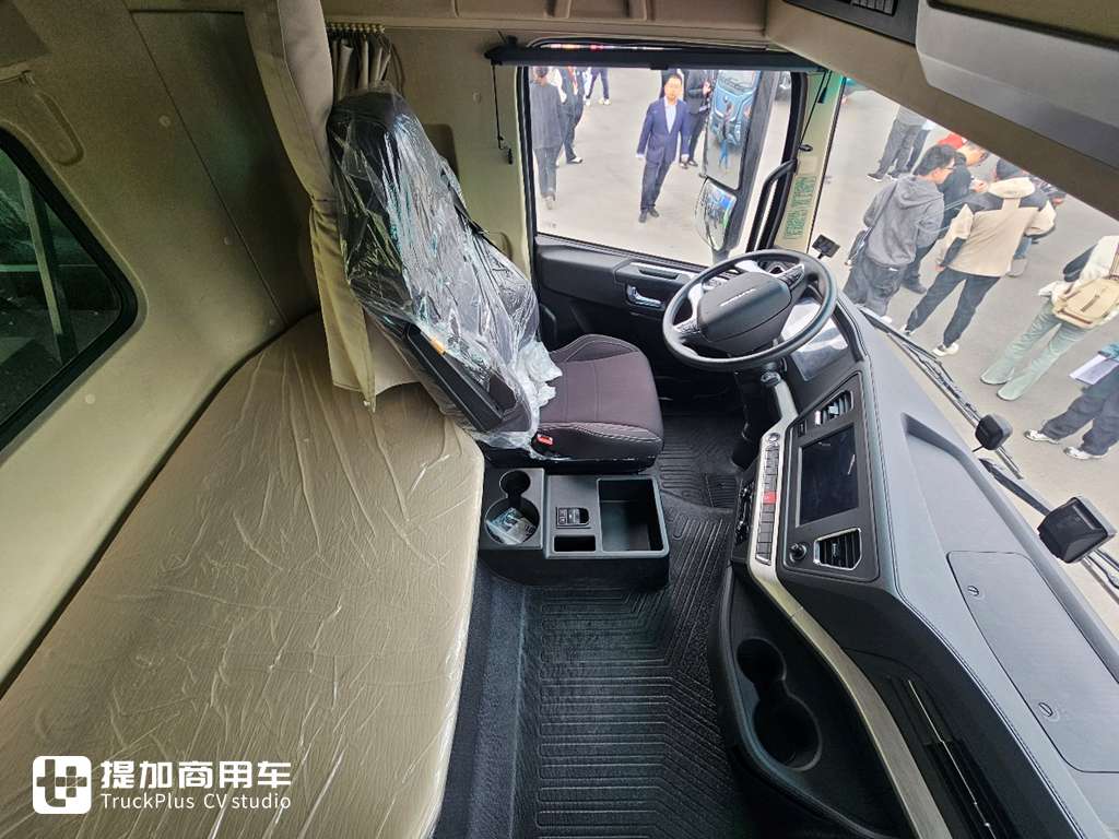 Yutong Commercial Vehicles Launches an 800 - kWh Tractor with a Range of Over 600 Kilometers! Real - shot of Yutong Yuanjie T800