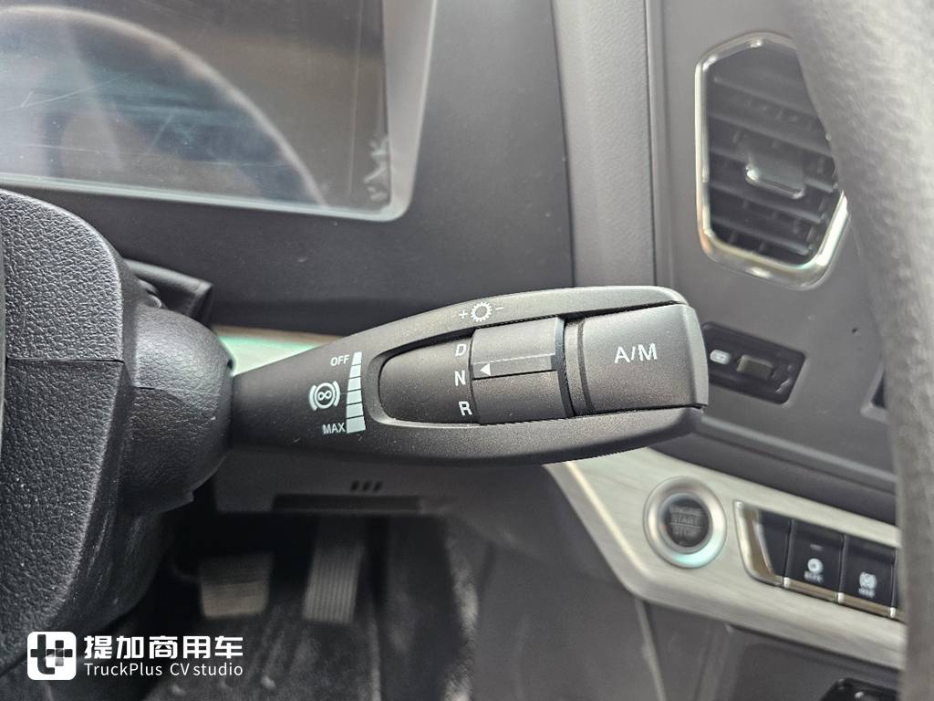 Yutong Commercial Vehicles Launches an 800 - kWh Tractor with a Range of Over 600 Kilometers! Real - shot of Yutong Yuanjie T800