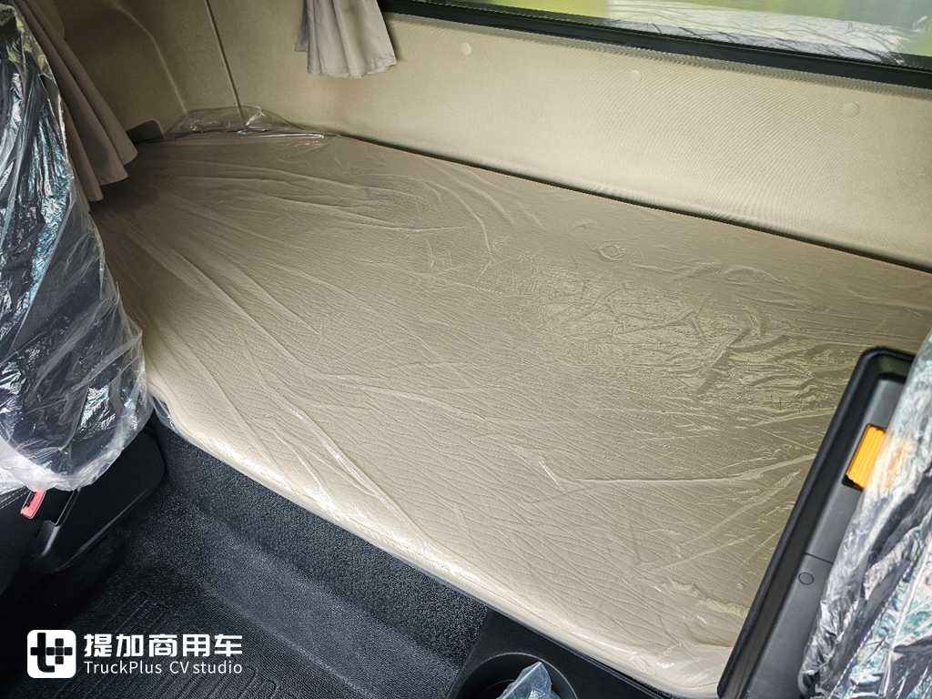 Yutong Commercial Vehicles Launches an 800 - kWh Tractor with a Range of Over 600 Kilometers! Real - shot of Yutong Yuanjie T800