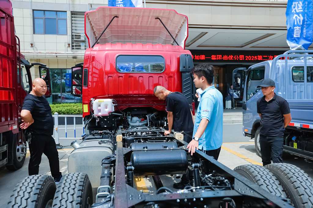 The Brand-new Junling A9 Debuts in Wuhan, Redefining High-end Light Trucks with the "5A Standard"