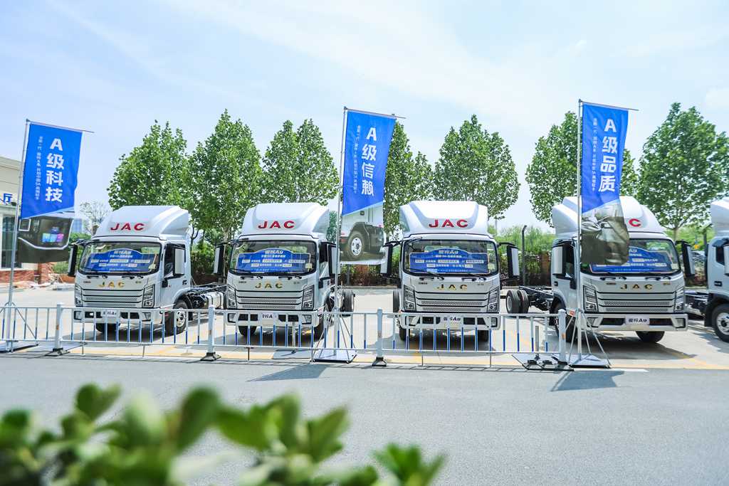 The Brand-new Junling A9 Debuts in Wuhan, Redefining High-end Light Trucks with the "5A Standard"