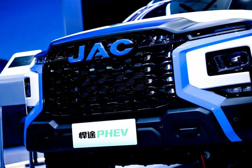 The First Hybrid Pickup Truck in China with a Torque Exceeding 1000 N·m! JAC HUNTER PHEV Made Its Domestic Debut at the Shanghai Auto Show