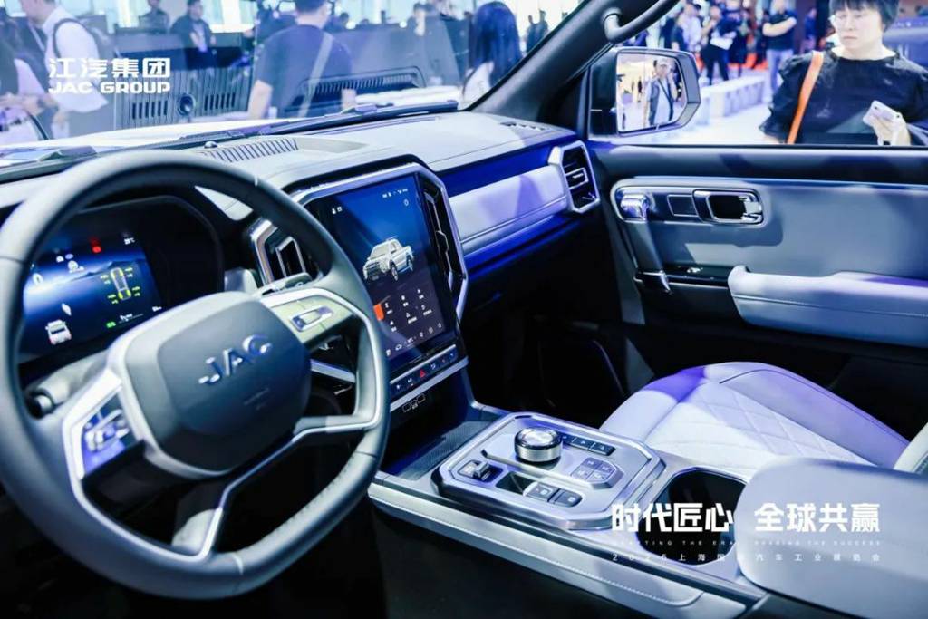 The First Hybrid Pickup Truck in China with a Torque Exceeding 1000 N·m! JAC HUNTER PHEV Made Its Domestic Debut at the Shanghai Auto Show