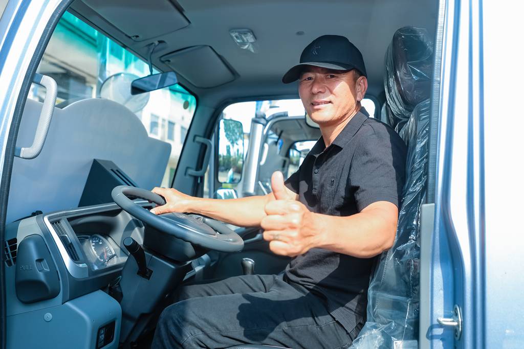 The Brand-new Junling A9 Debuts in Wuhan, Redefining High-end Light Trucks with the "5A Standard"