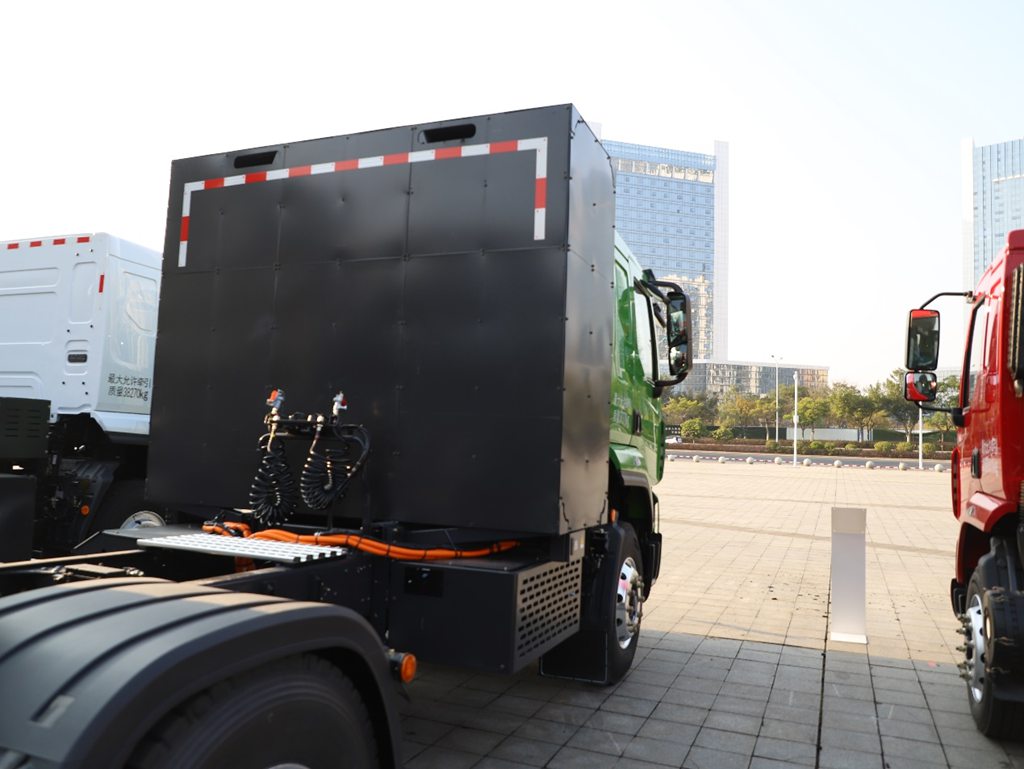 The Chenglong H5 Pure - Electric Heavy - Duty Truck is Upgraded Again with a 646 - kWh Large - Capacity Battery and a High - Efficiency Power Chain