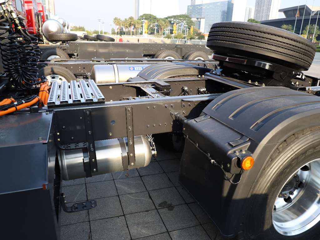 The Chenglong H5 Pure - Electric Heavy - Duty Truck is Upgraded Again with a 646 - kWh Large - Capacity Battery and a High - Efficiency Power Chain